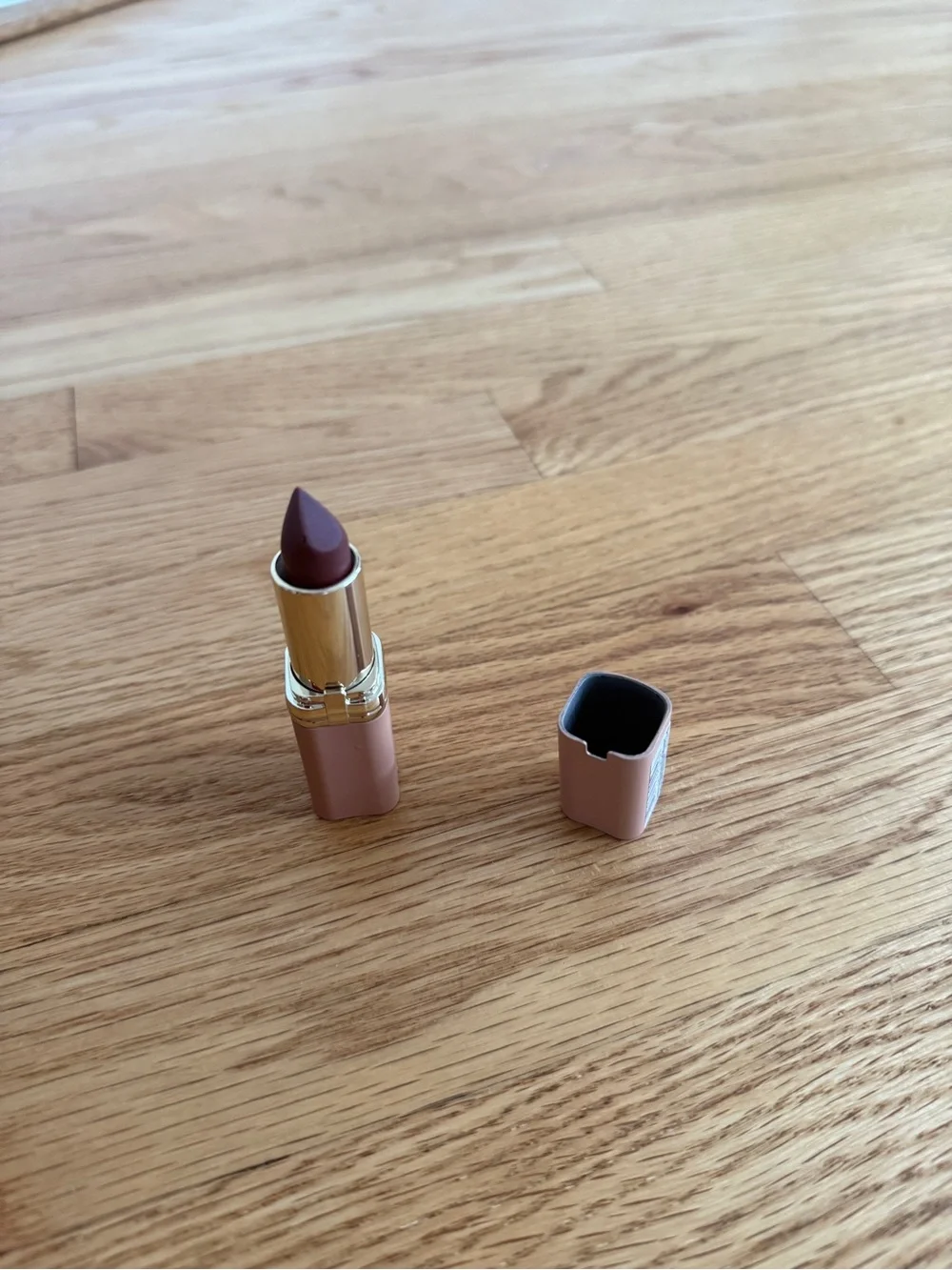 L'Oreal Paris Colour Riche Lipstick - 570 Worth It Intense brown lipstick